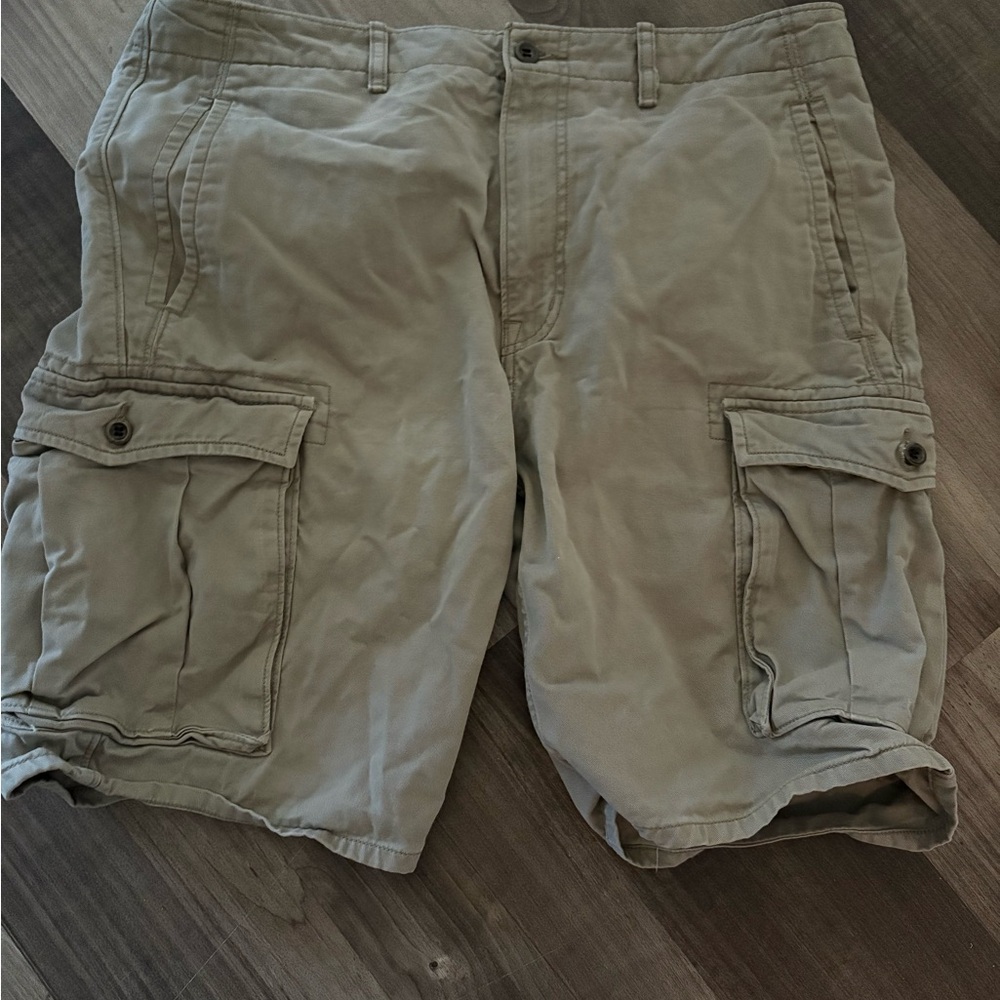 Levi's Men's Beige Cargo Shorts